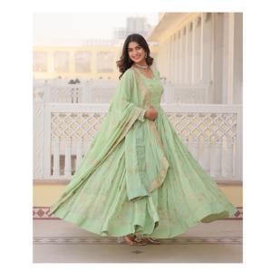 Vestido Anarkali de buena calidad con bordado en el cuello para mujer Traje Anarkali listo para usar a precio de lote - Product Image 1