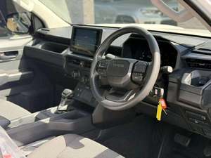 Pick-up Toyota Hilux TRX 2.8L Diesel Turbo Automatique 4x4 Cabine Simple d'occasion, jantes en alliage d'aluminium R17, sièges en tissu - Product Image 6
