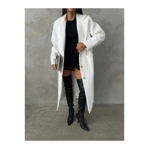 Abrigo Largo de Mujer con Plumas Estilo Tailandés y Tacón de Bota de Punta Fina - Product Image 2