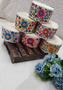 Hecho a medida sobre tela de base blanca bordado floral en muchas formas de color en diseños étnicos para diversos fines en diferentes s - Product Image 2