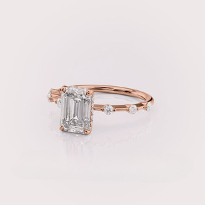 แหวนหมั้นเพชรทรงเหลี่ยมมรกตที่ได้รับการรับรองจาก IGI เพชรเพาะเลี้ยงในห้องปฏิบัติการ ทองคำ 9K สีโรสโกลด์/ไวท์โกลด์/เยลโลว์โกลด์ ประดับเพชรด้านข้างแบบฝังขอบ แหวนแต่งงาน - Product Image 5