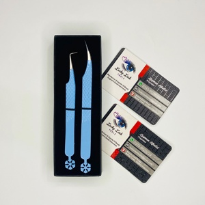 แหนบดัดขนตา Lucky Lash สแตนเลสสตีล ดีไซน์สีฟ้าลายหิมะ พร้อมกล่องบรรจุภัณฑ์ ปลายเรียบเนียน สำหรับต่อขนตาแบบวอลลุ่ม - Product Image 4