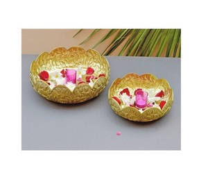 Ensemble de deux Urli de fleurs en laiton de couleur or avec des Urli décoratifs de forme ronde de qualité supérieure à un prix abordable - Product Image 1