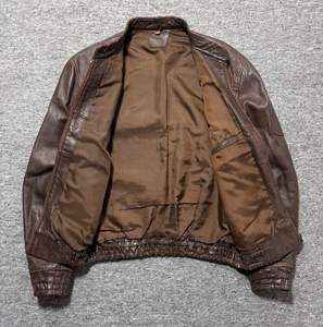 Chaqueta bomber de cuero marrón con cierre frontal de cremallera, puños elásticos y dos bolsillos frontales, estilo Lamb, a la moda e impermeable. - Product Image 4