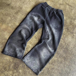 Hecho de algodón de primera calidad con un acabado vintage lavado al ácido. El corte holgado y amplio de las piernas ofrece un estilo urbano. - Product Image 2