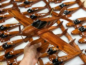 Modelo de helicóptero Bristell a escala, hecho de madera maciza de fábrica vietnamita/Modelo de Bristell de madera para regalo, hecho en Vietnam - Product Image 1