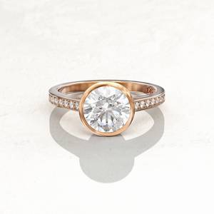 แหวนแต่งงานหรูหราสไตล์อาร์ตเดโค พรีเมียม เงินแท้ 925 ประดับมอสซาไนต์ 2 กะรัต ทรงเบเซล ดีไซน์ทันสมัย รับรองโดย IGI - Product Image 4