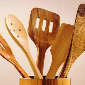 Juego de 2 Utensilios para Servir Ensaladas de Madera Marrón Hechos a Mano, de Madera Natural, 2 Espátulas, Sostenibles, Aptos para Congelador - Product Image 4