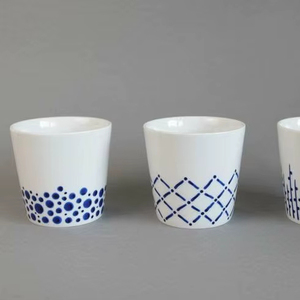 Juego de Macetas de Cerámica Blanca Premium con Patrón Azul Pintado a Mano, Soporte Duradero para Plantas Decorativas de Interior - Product Image 5