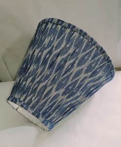 Abat-jour en tissu de lin Ikat moderne et élégant avec un design plissé et froncé, caches-lumières en gros - Product Image 3