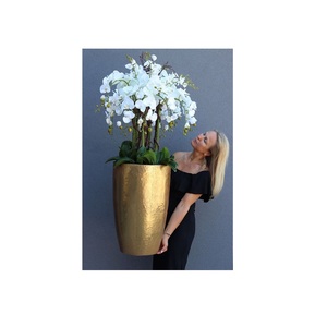 Florero de metal grande con apertura de boca ancha, ideal para organizar grandes ramos de flores para bodas o eventos especiales - Product Image 1
