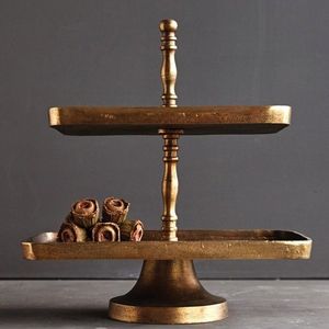 Soporte para pasteles de metal dorado con acabado con un brillo metálico de lujo, ideal para exhibir pasteles, cupcakes o golosinas gourmet con estilo - Product Image 1