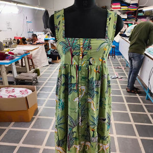 Robe longue pour femme avec imprimé animal tropical, détail plissé, mode bohème élégante, dos sexy à nouer, robe de plage pour femmes - Product Image 1