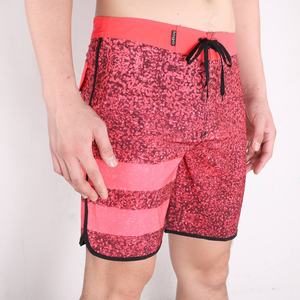 Shorts de bain de surf d'été personnalisés avec logo coloré, shorts de plage noirs vierges, shorts de planche pour hommes - Product Image 3