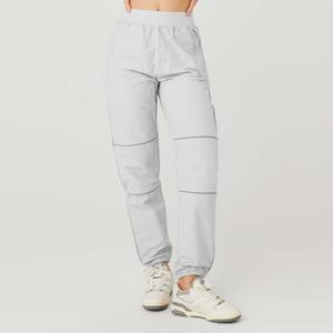 Vente en gros Pantalon de jogging en soie taille haute pour femmes Pantalon cargo léger avec poches à fermeture éclair à taille élastique Décoration avec logo pour l'hiver - Product Image 1