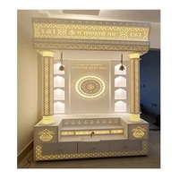 Temple domestique élégant avec piliers sculptés et gravure Om, en bois de teck, pour la vente en gros aux États-Unis et aux villas.