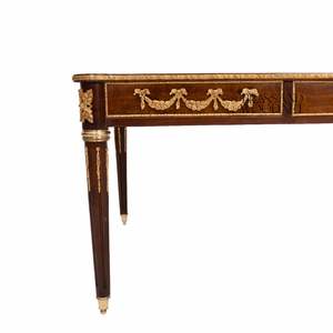 Escritorio Ejecutivo de Madera Antigua de Lujo con Acabado en Nogal Intenso y Detalles Ornamentales en Latón Dorado para Decoración de Oficina en Casa de Alta Gama - Product Image 3