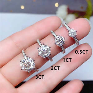 Bague de fiançailles élégante en argent sterling plaqué rhodium avec moissanite D-E incolore taille excellente/brillante et sertissage à griffes - Product Image 3