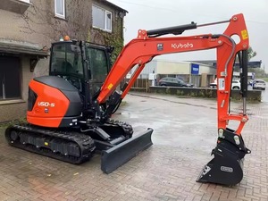 Excavadora de cadenas Kubota U50-5 con capacidad de cazo de 0.11m³, cabina de bajo ruido, motor negro de la marca Kubota con implemento. - Product Image 5