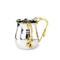 Pichet d'eau et de café en métal de qualité supérieure enduit de poudre de couleur blanche avec poignée de fleurs en métal plaqué or d'Inde