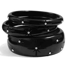 Nouveau Bracelet Moderne en Résine Sculpté, Pièce d'Art Circulaire, Design Abstrait Noir et Blanc, Objet Décoratif pour Fête - Product Image 2