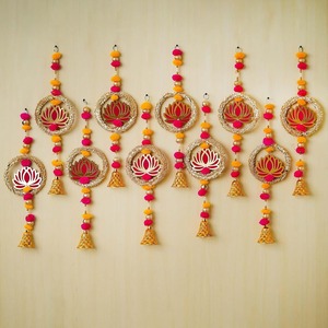 Mini suspension en MDF décoratif. Lotus et pompon suspendus avec des cloches. Pour les festivals indiens, Ganpati pooja, Navratri, Deepawali, Party - Product Image 3