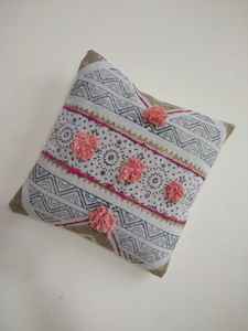 Housse de coussin décorative en coton brodé, style bohème avec pompons, pour chambre à coucher, faite à la main. - Product Image 6