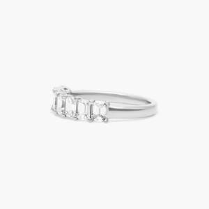 Anillo de Diamante Cultivado en Laboratorio con Corte Esmeralda de Siete Piedras - Product Image 3