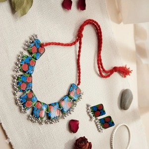 Collar con Colgante de Resina de Moda, Suministro Directo de Fábrica, Perfecto para Festivales o Fiestas, Disponible a un Precio Accesible - Product Image 4