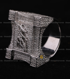 Ce luxe Hip Hop est entièrement glacé par des diamants ronds de laboratoire en or blanc 10kt améliorant la clarté VVS pour les hommes - Product Image 4