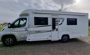 Camping-car de luxe d'occasion Majestic 285 4 couchages, Euro 5, blanc, avec four à micro-ondes, charge utile 11000 kg, idéal pour le camping - Product Image 2