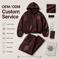 Conjunto de Sudadera con Capucha y Cremallera Completa IKDEER para Hombre, Estampado Abstracto Borgoña, Pantalones Anchos para Lookbook de Estudio, Lanzamiento de Marca