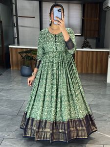 El último vestido de Anarkali de trabajo de seda estampado de algodón de diseñador por Fab Zone - Product Image 5