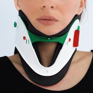 Collarín Cervical Ajustable con Material de Poliéster y Viscosa/Plástico, Garantía de 2 Años, Soporte de Cuello para Primeros Auxilios y Emergencias - Product Image 1