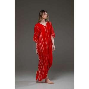 Vestido Largo Kaftan Rojo Tie Dye para Mujer, Cuello en V, Ajuste Holgado, Vestido Largo Boho para Playa, Caftán para Verano - Product Image 3