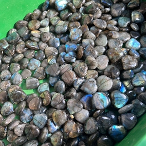 Vente en gros de haute qualité Labradorite coeur sculpté à la main cristal naturel Quartz pierres précieuses forme de coeur cadeaux de guérison à vendre - Product Image 5