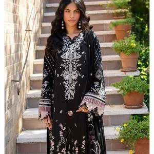 Élégant Neeta Création Rayon Salwar Kameez Ensemble Broderie complexe Design traditionnel pakistanais Fête extensible - Product Image 1