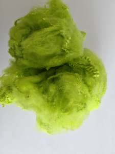 Fibra sólida de poliéster verde amarillo suave reciclada 100% para hilado y material de tela no tejida de Vietnam - Product Image 2