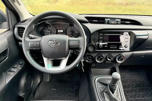 TOYOTA HILUX SR5 DOBLE CABINA 2.8 4WD, PRIMERA MARCHA, USADA, DIÉSEL TURBO 2022, EN PERFECTO ESTADO - Product Image 2