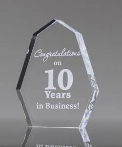 Trophée en acrylique transparent en forme de triangle - Logo gravé durable personnalisable pour les événements d'entreprise, les promotions, les marques, le marketing - Product Image 5