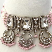 Magnifique ensemble de bijoux de mariée indiens inspiré de Sabyasachi, comprenant une couronne et un collier ras-du-cou en laiton non taillé, orné de pierres Kundan et Polki, pour un look religieux et audacieux.