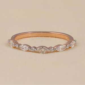 Anillo de Boda de Media Eternidad en Oro Amarillo Platino con Diamantes de Laboratorio Marquise Claridad VS, Joyería Fina de 10k con Certificado IGI, Engaste con Incrustaciones - Product Image 1