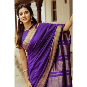 Elégant Saree en soie Lichi doux et complexe Golden Zari Design Bollywood pour les événements traditionnels d'hiver Cadeaux Fashionharbour - Product Image 3