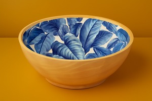 El cuenco de madera con pegatina es una declaración de estilo y simplicidad, ideal para espacios de cocina curados y decoración de comedor de buen gusto - Product Image 4