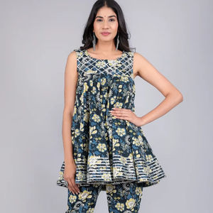 Elegante conjunto de kurti floral sin mangas diseñado para combinar la comodidad con el encanto contemporáneo. Conjunto de fiesta para mujer. - Product Image 1
