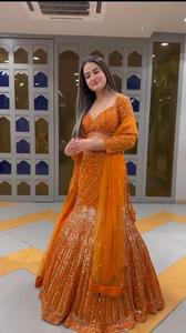 Lehenga Choli brodé traditionnel exclusif avec Dupatta Designer Bridal Wear pour les mariages et les fêtes prêt à expédier - Product Image 3