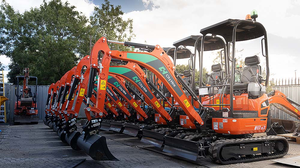 Excavadora Compacta Kubota U17-3a Roja con Cucharón de 0.03m³ y Sistema Hidráulico - Product Image 2