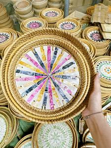 Bandeja de ratán con incrustaciones de nácar, bandeja decorativa hecha a mano de ratán natural para servir y mesa de comedor de Vietnam - Product Image 6