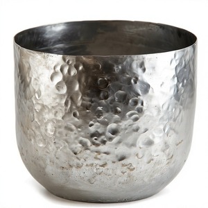 Maceta Silver Horizon con elegante textura martillada diseñada para reflejar un ambiente fresco contemporáneo en espacios interiores o exteriores - Product Image 5