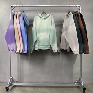 เสื้อฮู้ดผู้ชายสีดำแบบสวมหัว360GSM ผ้าฝ้ายขนแกะสำหรับฤดูหนาวอบอุ่นย้อมสีสเปรย์แบบกำหนดโลโก้ได้เอง - Product Image 1